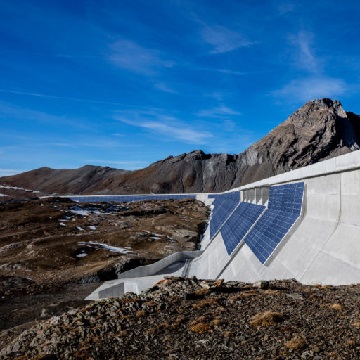 vertikale fotovoltaiske kraftstasjoner på alpine demninger