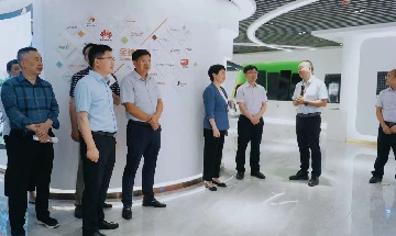 Velkommen lederne av Jinghu District, Wuhu Byen og sekretæren til Shushan Distriktsutvalg av Hefei By, Wang Haixia, og hans Entourage å besøke bluesun Solar Gruppe. 